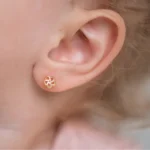 ⁦أقراط من الذهب على شكل زهرة البلوميريا⁩ - الصورة ⁦2⁩