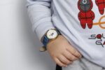 ⁦ساعة أطفال Oro بحجر أصفر⁩ - الصورة ⁦3⁩
